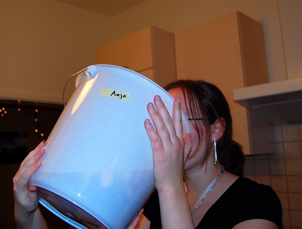 Anja mit einem etwas größeren "Becher".