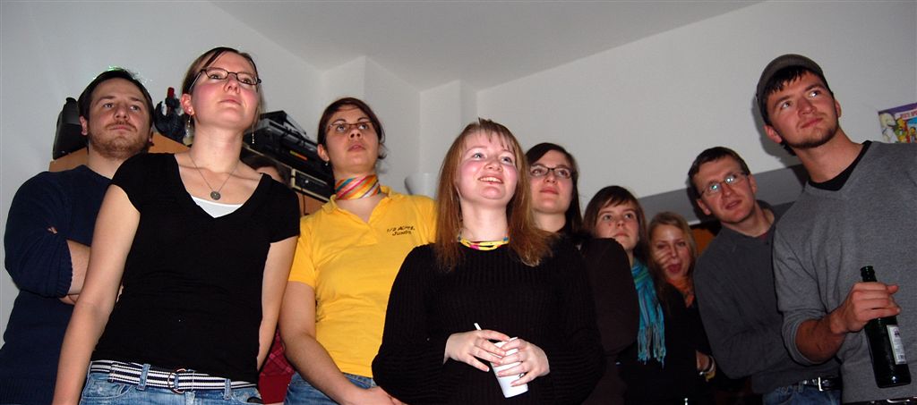 Auf der Party waren viele neugierig auf die Aktion "UltraStar spielen".