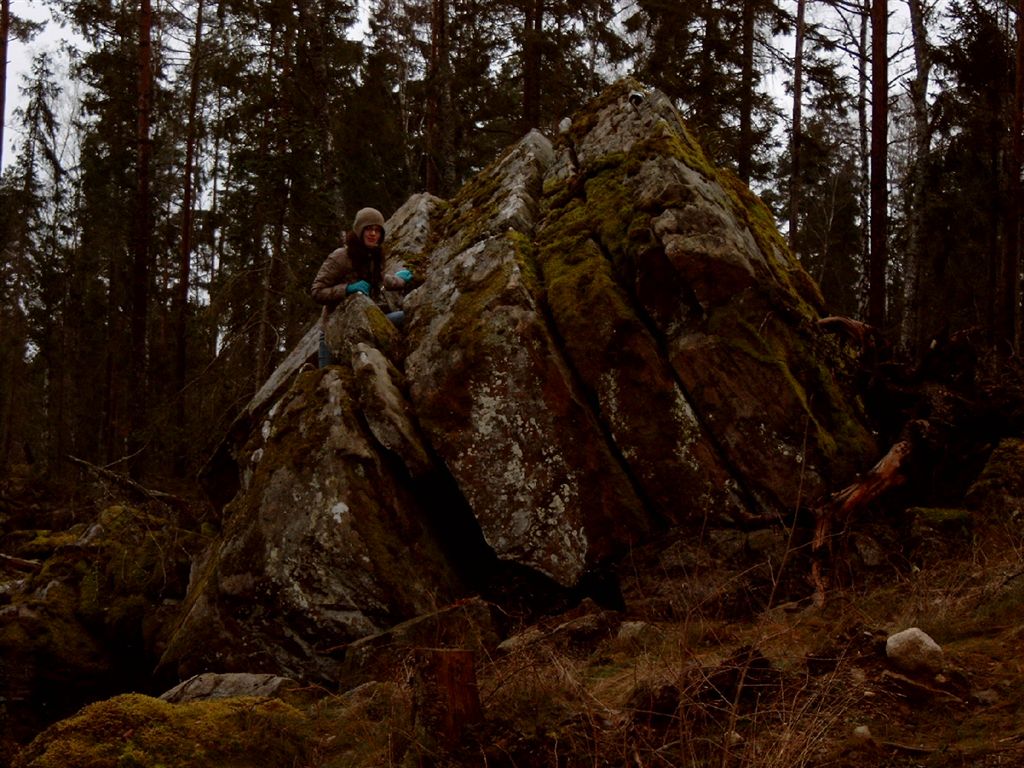 Elisabeth auf der Suche nach dem Schlumpf bei einem Cache nahe Växjö, aufgenommen von Stephan Richter am 9.1.2008