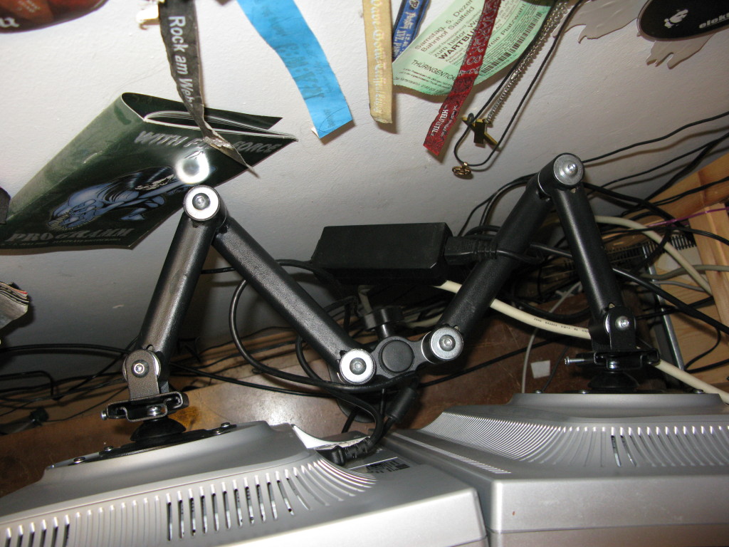 Diesen Monitor-Ständer gab es bei eBay. Die Monitore auch.