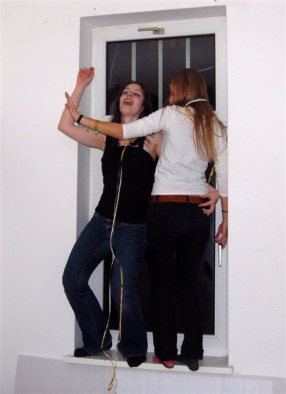 beim Tabledance auf dem Fensterbrett.
