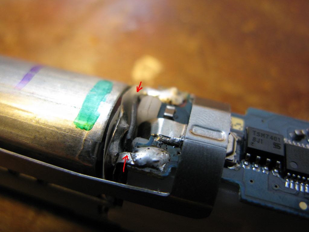 das schwarze Kunststoffstück, dass den Batteriepol vom Motor isoliert.