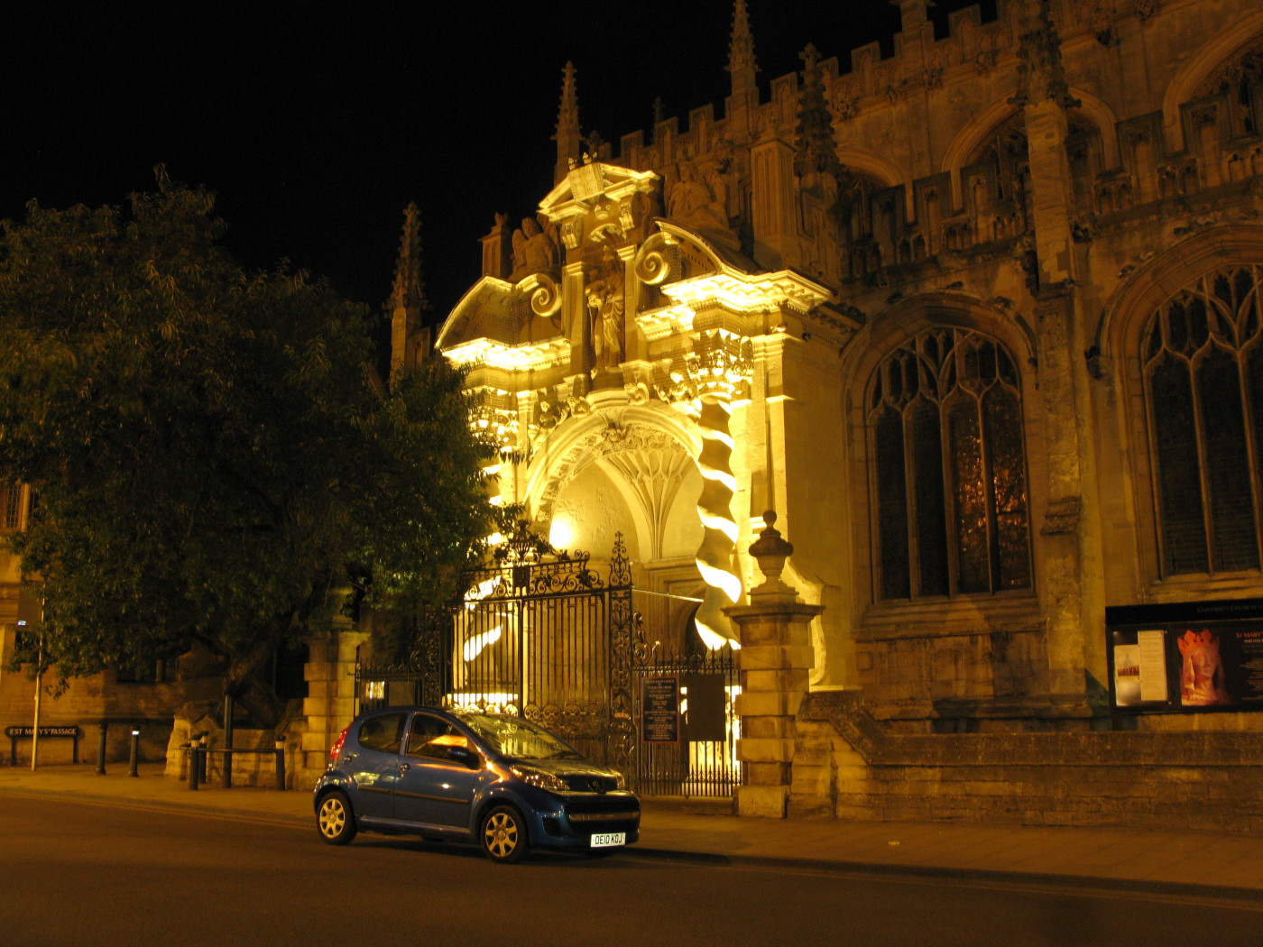 Hier das Portal der St. Mary the Virgin.