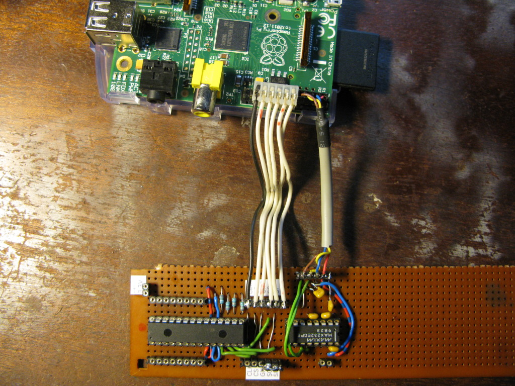 Oben der Raspberry Pi, unten die angeschlossene Platine.