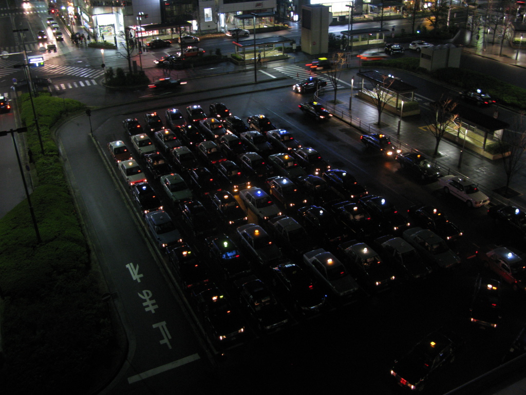 Taxis vor dem Bahnhof.