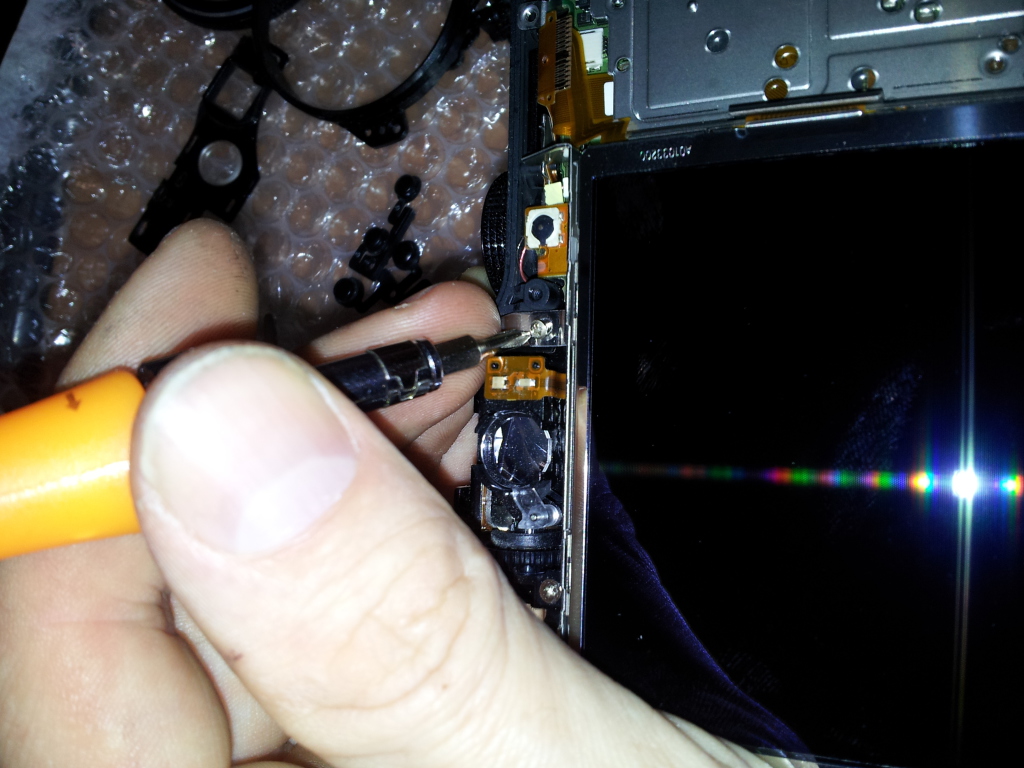 Das Display hat zwei Kabel: das linke hat eine Klappverriegelung, das rechte ist nur gesteckt.