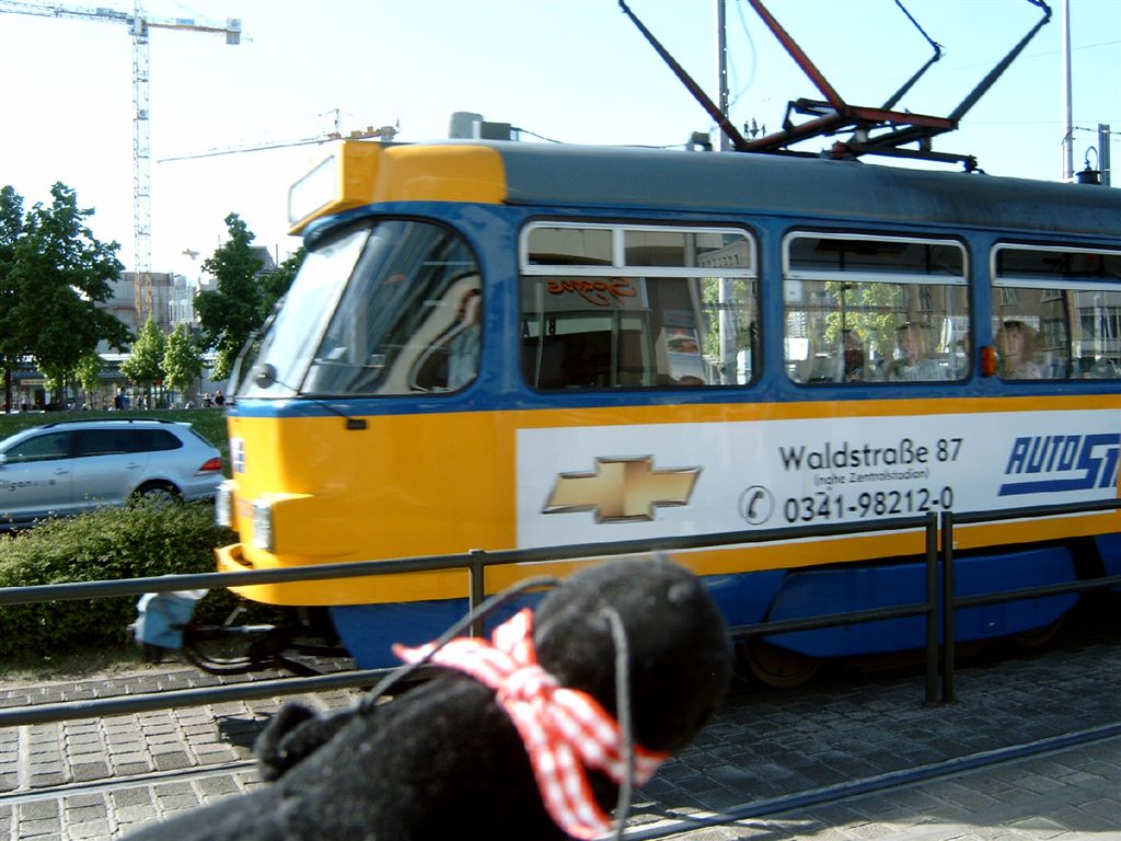auf dem Weg zur Straßenbahn.
