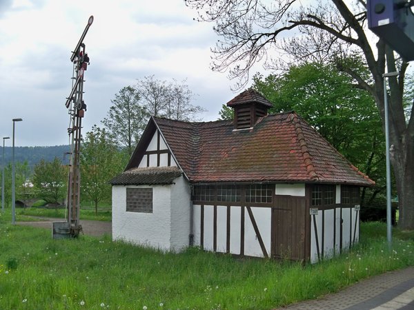 hierin befanden sich früher die öffentlichen Toiletten des Bahnhofs