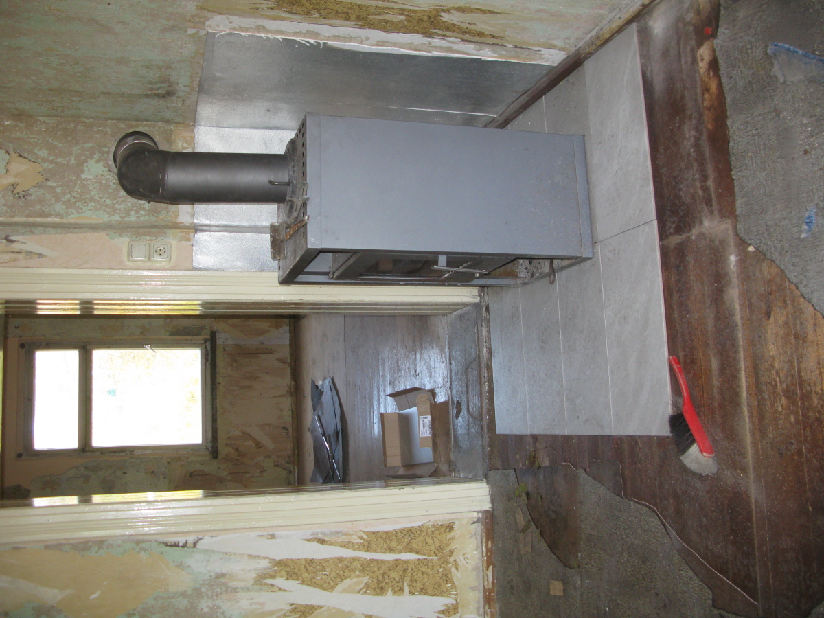 Jetzt mit steinernem Unterbau und vergrößertem Wand-Abstand.