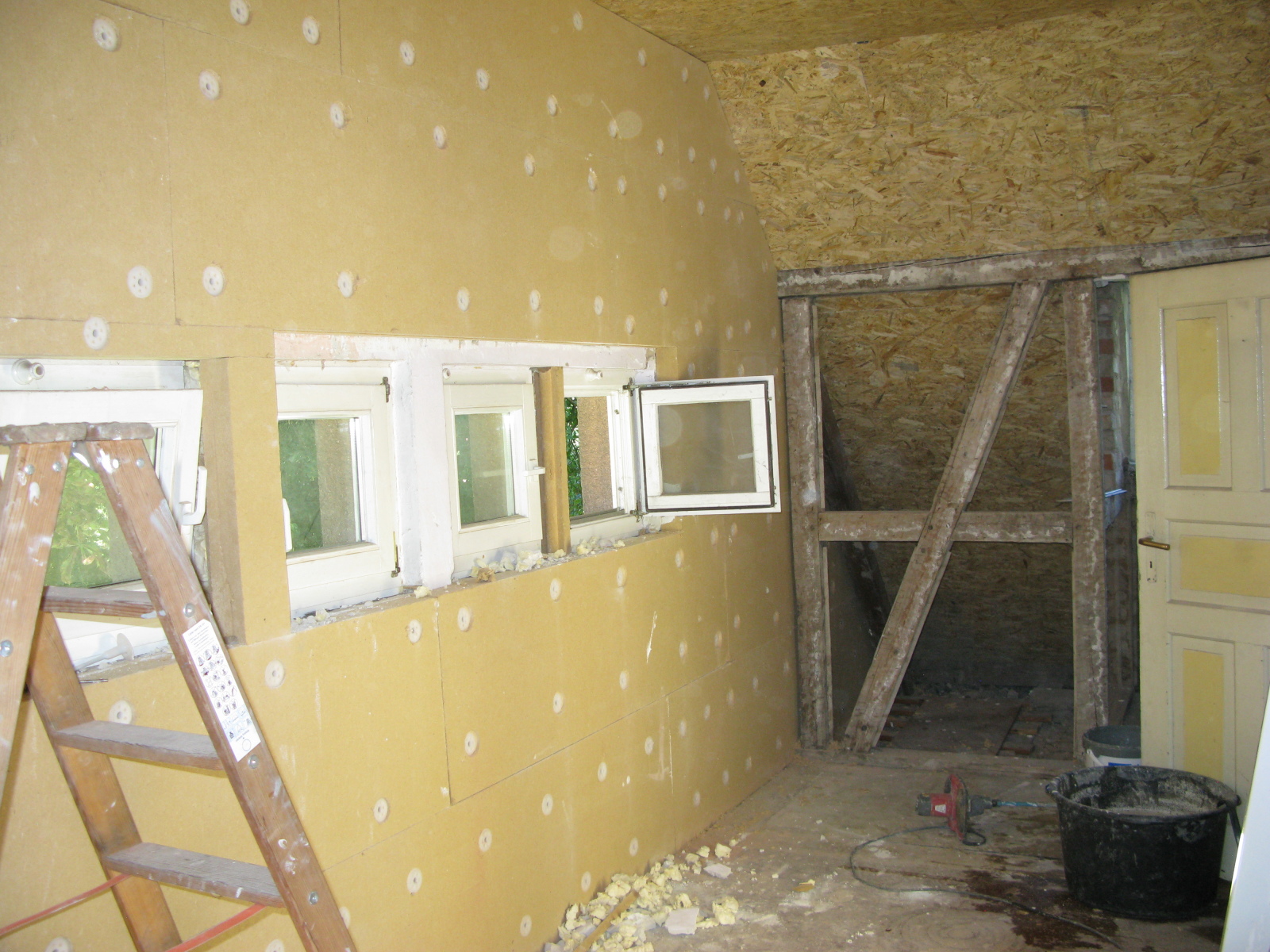 Es fehlt nur noch die Dämmung an den Fensterlaibungen.