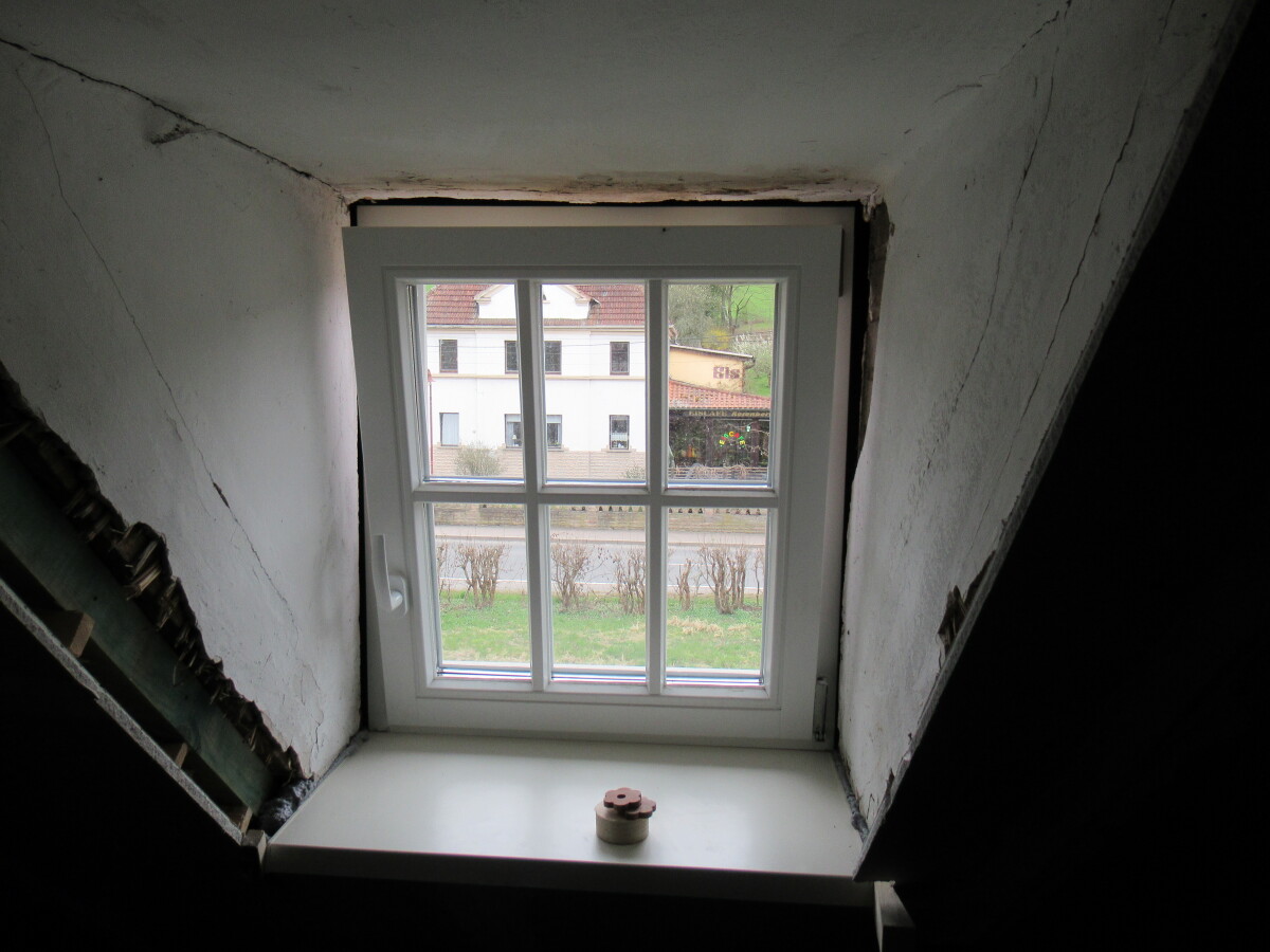 Das Fenster in der Gaube hat jetzt auch eine große Fensterbank.